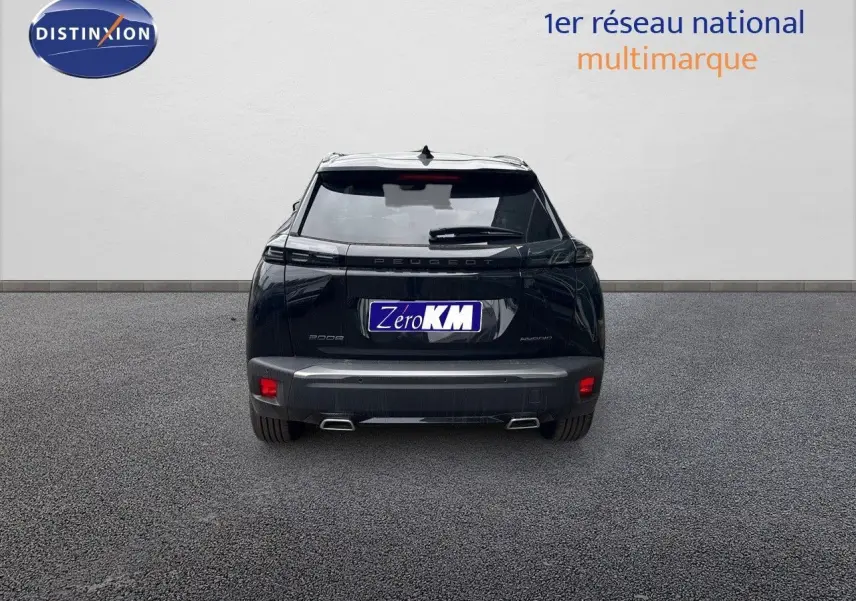 Vue arrière du Peugeot 2008 Hybrid 136ch Allure noir métal avec feux LED et double sortie d'échappement visible.