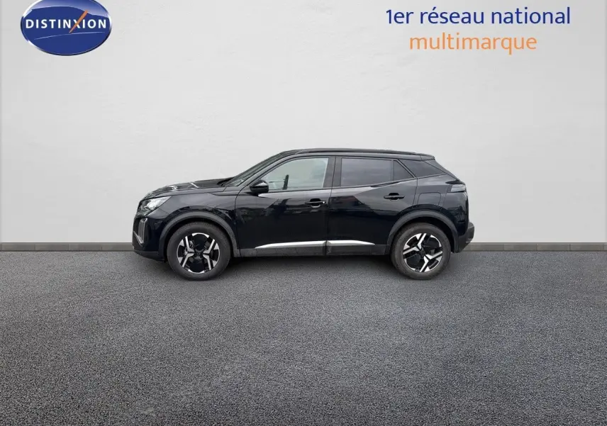 Profil latéral gauche d'un Peugeot 2008 HYBRID 136CH Allure noir métal avec jantes bi-ton modernes sur fond neutre.
