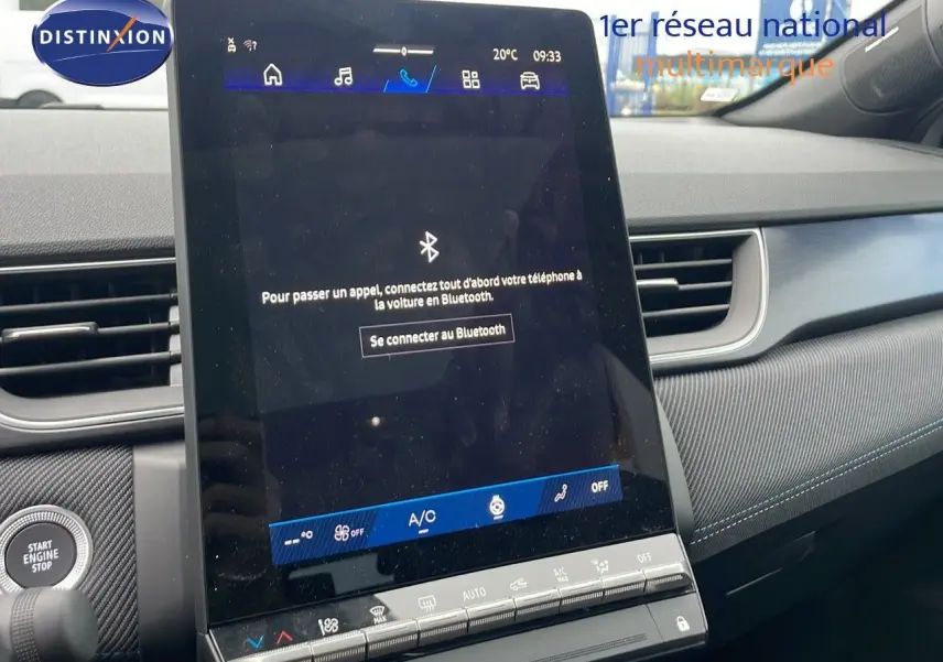 Écran tactile central allumé dans l'habitacle du Renault Symbioz gris Rafale, avec tableau de bord et bouton start visibles.