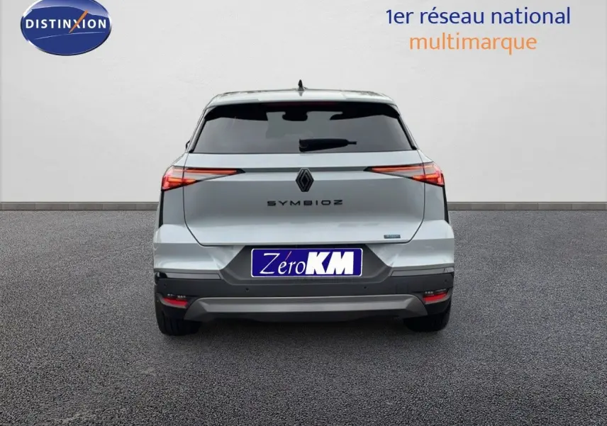 Vue arrière d'un Renault Symbioz gris Rafale Métal avec feux LED étirés et plaque Zero KM visible.