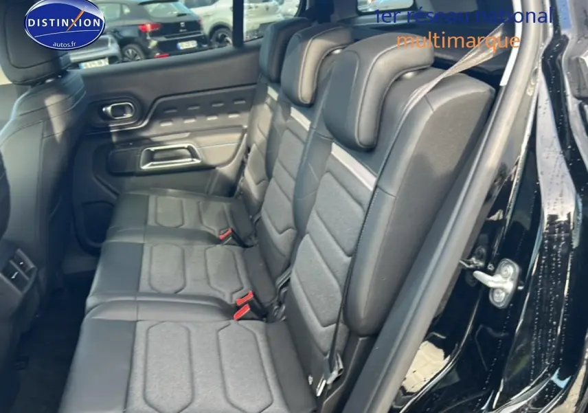 Vue intérieure côté droit sur la 2e rangée de sièges individuels coulissants du Citroën C5 Aircross noir 2025.