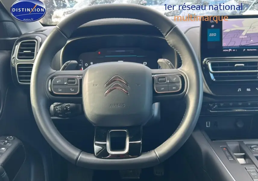 Vue centrée sur le volant cuir noir et tableau de bord digital du Citroën C5 Aircross 2025 hybride essence.