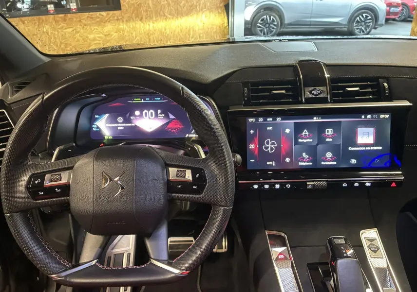 Vue intérieure du tableau de bord et volant noir du DS7 E-TENSE 2024, avec écran tactile central et affichage numérique moderne.