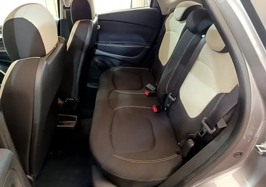 Vue intérieure côté droit sur la banquette arrière bicolore noire et beige du Renault Captur gris foncé 2018.