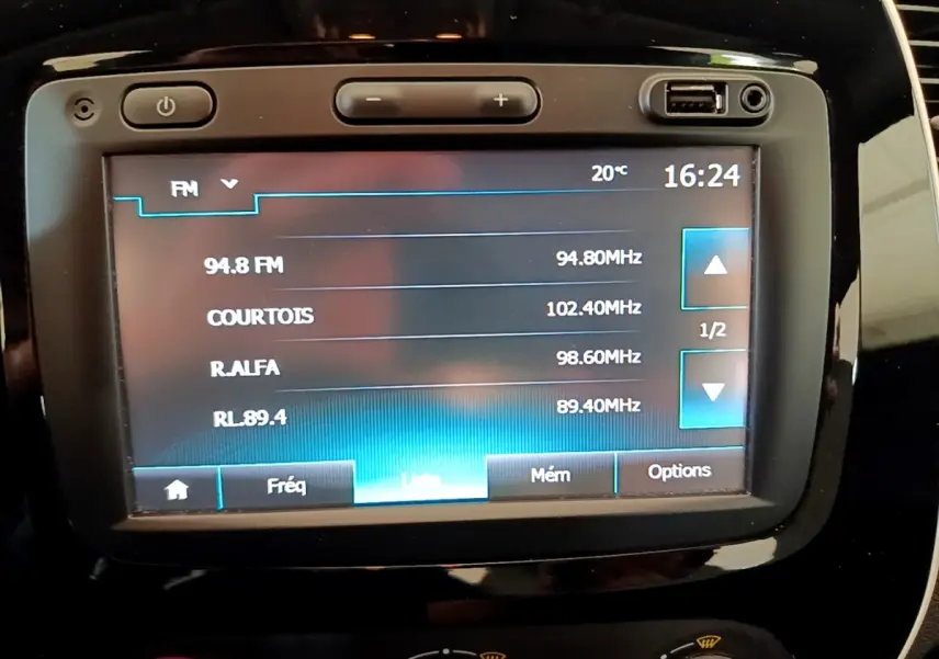 Écran tactile central affichant la radio FM dans l’habitacle noir du Renault Captur gris foncé, vue rapprochée.