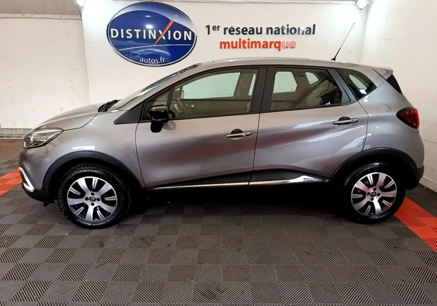 Profil côté gauche d'un Renault Captur gris foncé 2018, avec jantes alliage et rétroviseurs noirs.