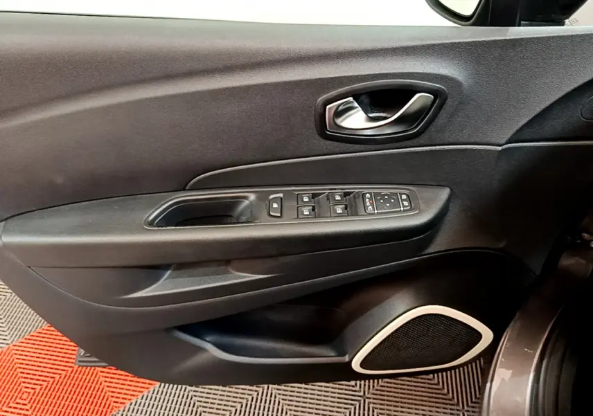 Vue rapprochée de la porte avant gauche noire du Renault Captur 2018 avec commandes de vitres et haut-parleur intégré.