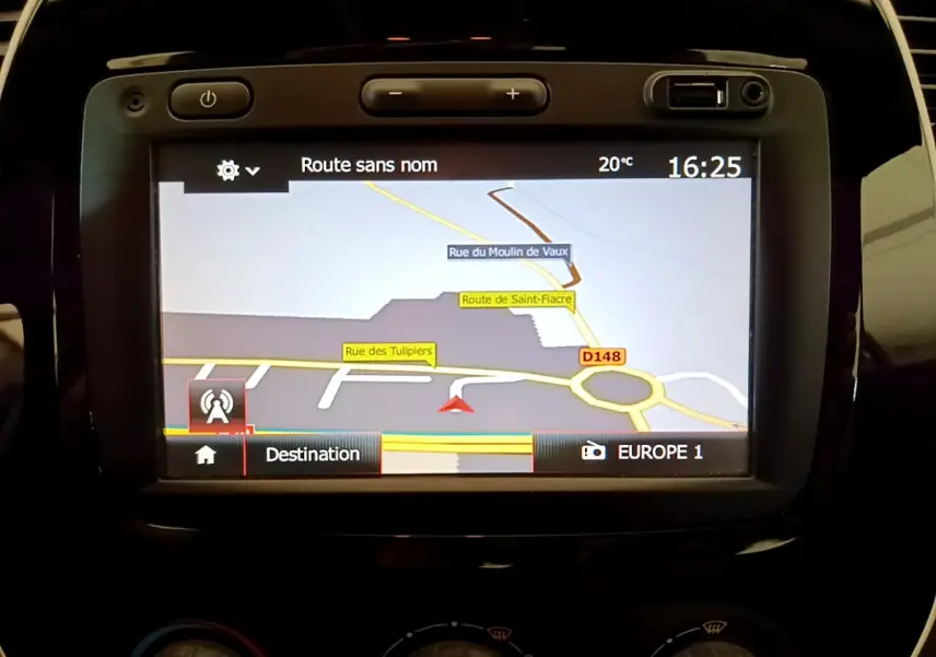 Écran tactile du système de navigation 3D du Renault Captur gris foncé, vue frontale rapprochée.