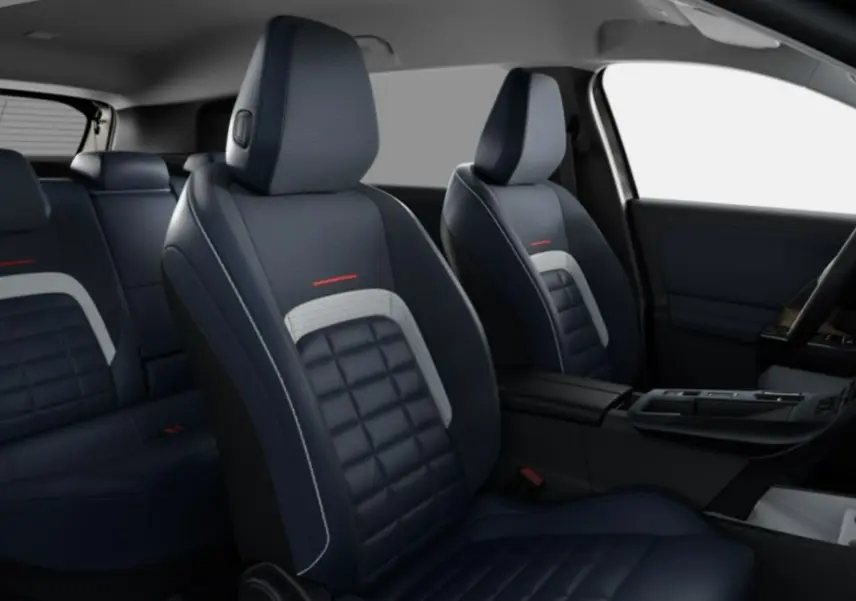 Vue intérieure côté droit du Citroën C5 Aircross II Hybrid 2026, sièges en tissu bleu avec surpiqûres grises et rouges.