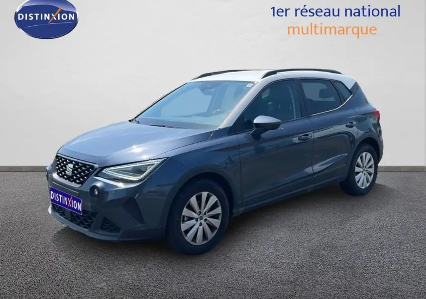 SEAT Arona 2025 gris Magnetic avec toit blanc, vue 3/4 avant droit mettant en valeur son design compact.