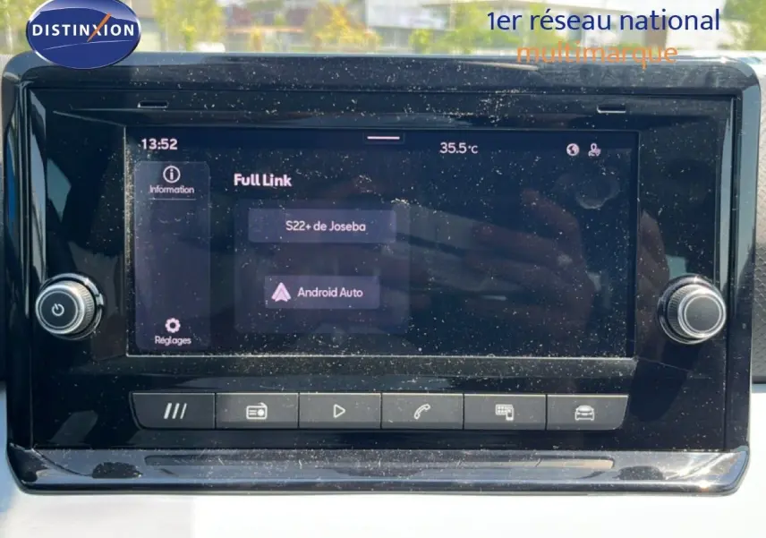 Écran tactile central du tableau de bord SEAT Arona 2025, affichant la connexion Android Auto, avec commandes autour.
