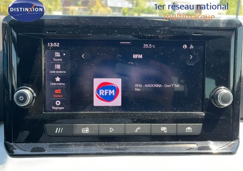 Écran tactile multimédia du tableau de bord du SEAT Arona 2025 affichant la radio RFM à 13h52.