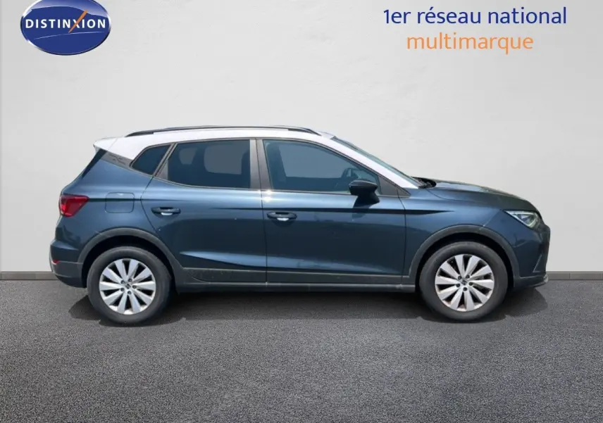 Vue latérale droite du SEAT Arona 2025 gris Magnetic avec toit blanc, soulignant son design compact et moderne.