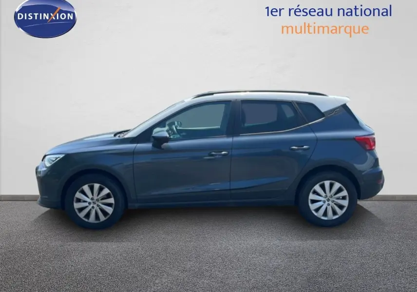 Vue de profil côté gauche d’un SEAT Arona gris Magnetic avec toit blanc, sur fond neutre extérieur.