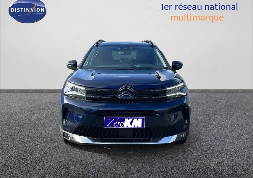 Vue de face du Citroën C5 Aircross 2025 en bleu Eclipse Metal avec calandre distinctive et feux LED.