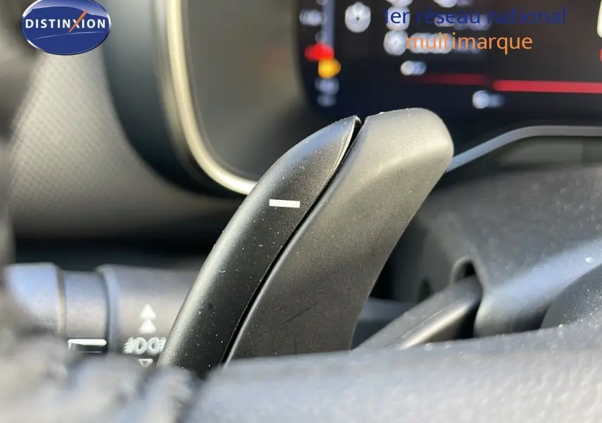 Gros plan sur la palette de changement de vitesse côté droit dans l’habitacle du Citroën C5 Aircross bleu Eclipse Metal.