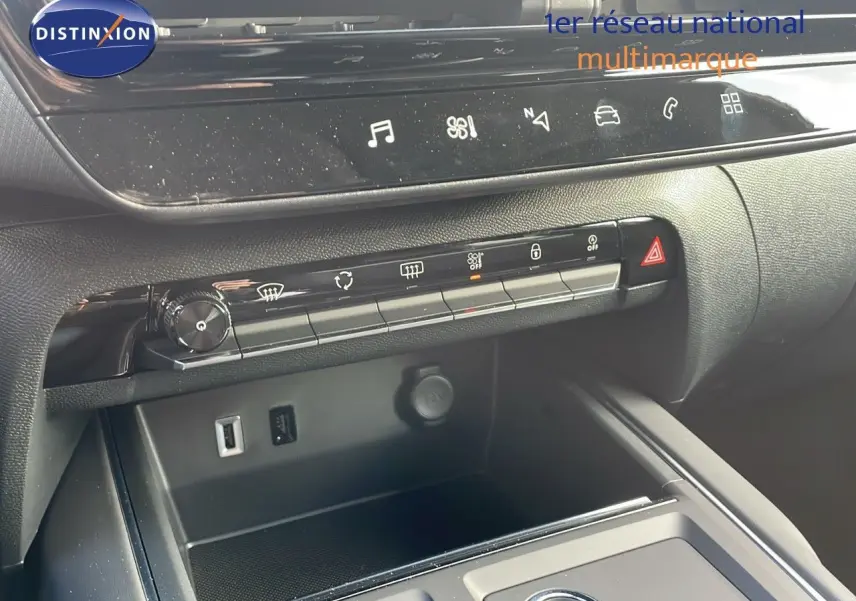 Vue rapprochée de la console centrale du Citroën C5 Aircross 2025, montrant les commandes tactiles et ports USB.