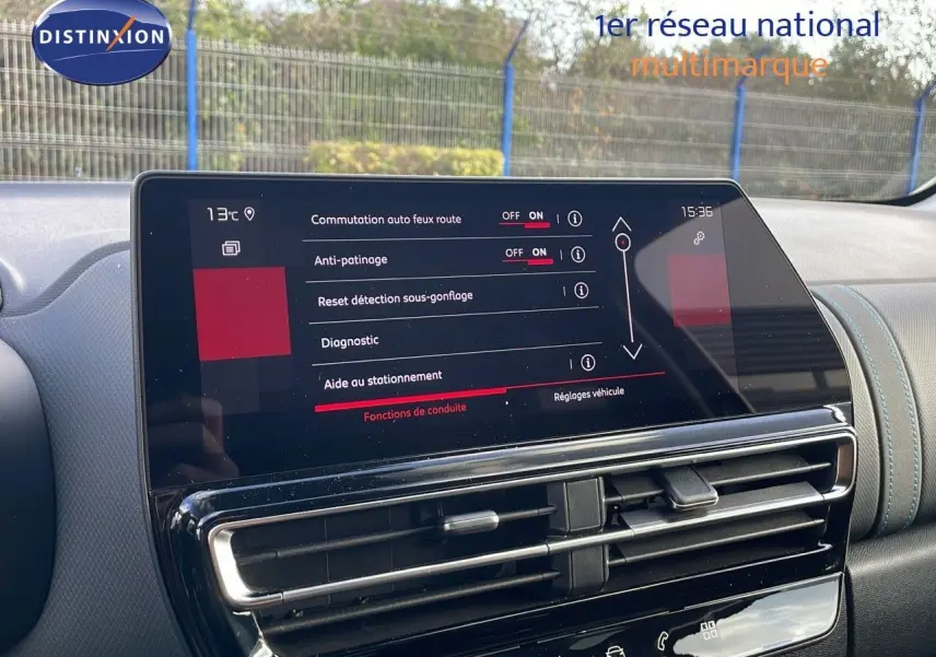 Écran tactile central du tableau de bord du Citroën C5 Aircross 2025 affichant les réglages d’aide à la conduite.