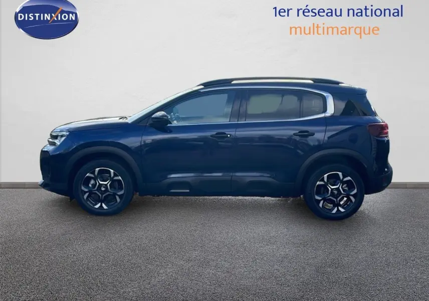 Profil droit d'un Citroën C5 Aircross 2025 bleu eclipse métal avec jantes distinctives et toit noir contrasté.