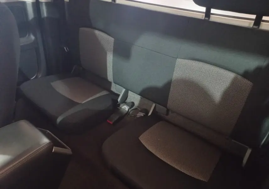 Vue intérieure des sièges arrière rabattables noirs et gris du Mitsubishi L200 CC 2.2 DI-D 150ch Intense MY20.