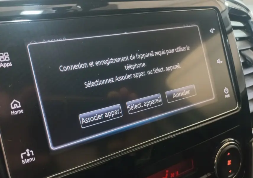 Écran tactile central du tableau de bord du Mitsubishi L200 2020, affichant un menu de connexion Bluetooth.