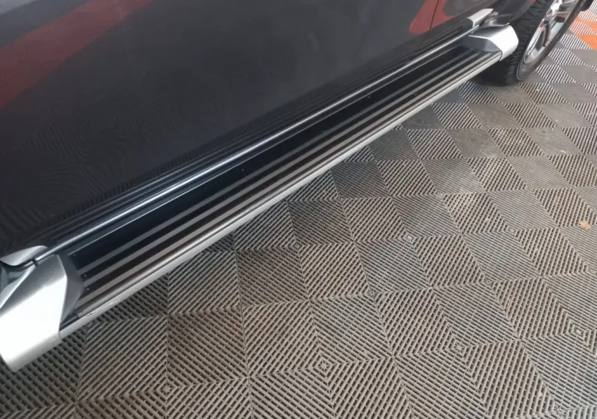 Gros plan sur le marchepied latéral gris foncé du Mitsubishi L200 CC 2.2 DI-D 150ch Intense MY20, côté droit.