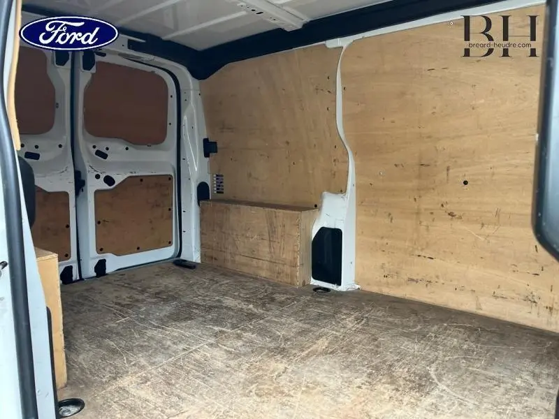 Vue intérieure arrière du fourgon blanc banquise Citroën Jumpy 2016 avec parois et sol en bois.