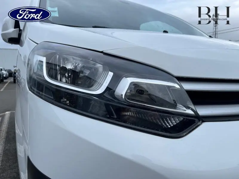 Gros plan sur le phare avant gauche du Citroën Jumpy blanc Banquise, mettant en valeur son design moderne et précis.