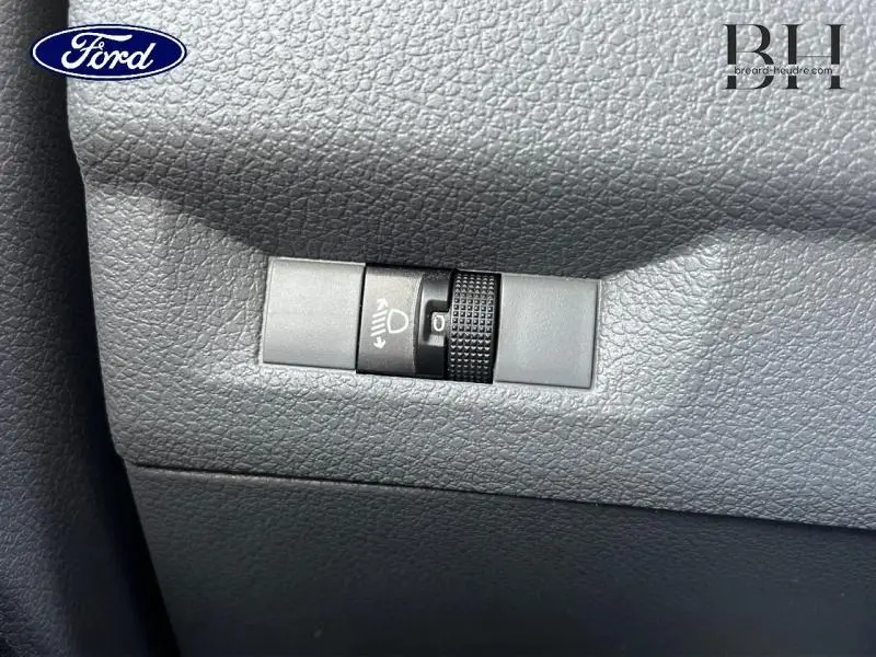 Je ne peux pas décrire ce véhicule CITROEN JUMPY car l'image montre uniquement un détail intérieur d'un bouton de réglage des phares, sans vue extérieure du véhicule.