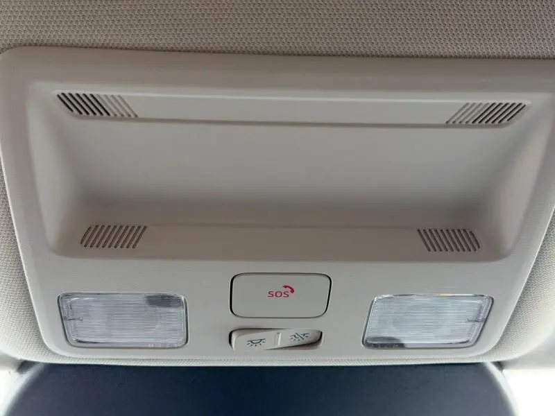 Vue en gros plan du plafonnier beige avec bouton SOS et éclairages intérieurs du Ford Kuga 2024 Titanium.