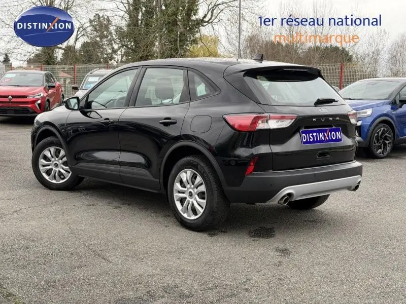 Ford Kuga 1.5 EcoBoost 2024 noir, vue 3/4 arrière côté gauche, avec jantes alliage et double sortie d’échappement.