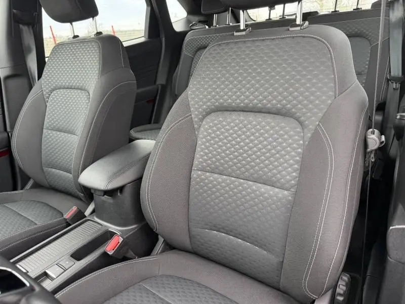 Gros plan sur les sièges avant gris à motifs du Ford Kuga 1.5 EcoBoost 150ch Titanium 2024, intérieur moderne et soigné.