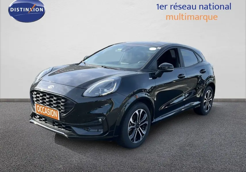 Ford Puma 1.0 EcoBoost MHEV 155ch noir agate métal, vue 3/4 avant droit avec jantes alliage bicolores.