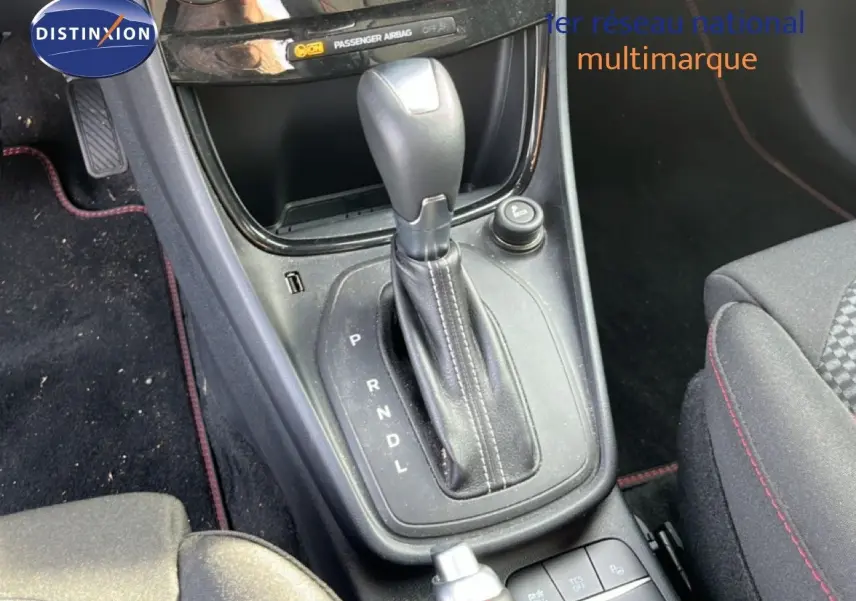 Gros plan sur la console centrale et levier de vitesse automatique noir dans l’habitacle du Ford Puma 2023.