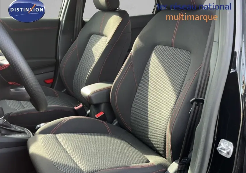 Vue intérieure des sièges avant en tissu noir avec surpiqûres rouges du Ford Puma noir agate métal 2023.
