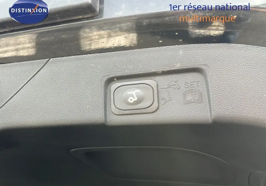 Bouton de fermeture électrique du hayon sur le bord intérieur du coffre d’un Ford Puma noir Agate 2023.