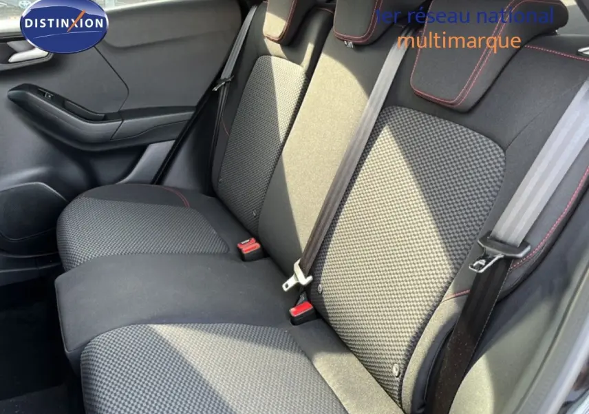 Vue intérieure côté droit des sièges arrière en tissu noir avec surpiqûres rouges du Ford Puma 2023 noir Agate Metal.