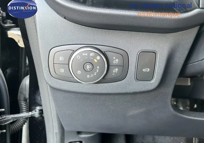 Gros plan sur les commandes d’éclairage et ouverture du coffre côté gauche d’un Ford Puma noir Agate 2023.