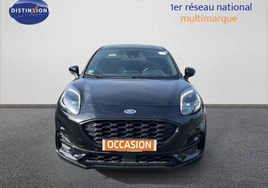 Vue avant d'une Ford Puma noire Agate Metal 2023 avec calandre hexagonale et phares LED distinctifs.