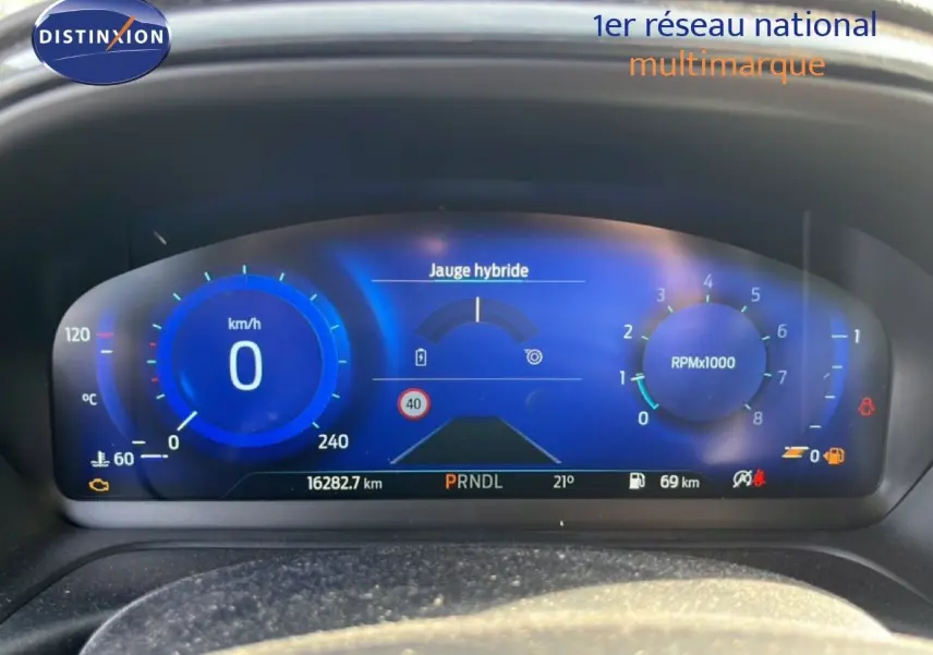 Tableau de bord numérique bleu du Ford Puma noir agate, affichant la jauge hybride et compteur à 0 km/h.