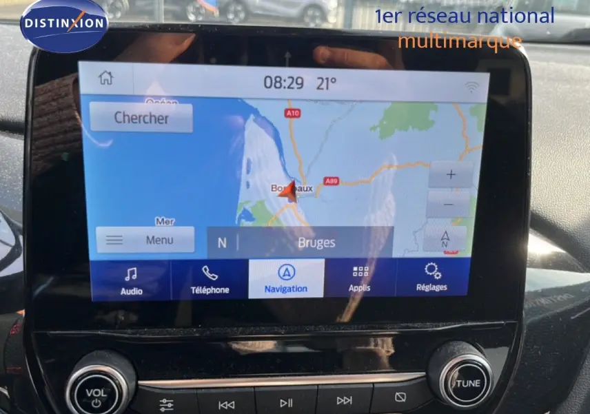 Écran tactile de navigation du Ford Puma noir agate métal, vue intérieure centrée sur la console multimédia.