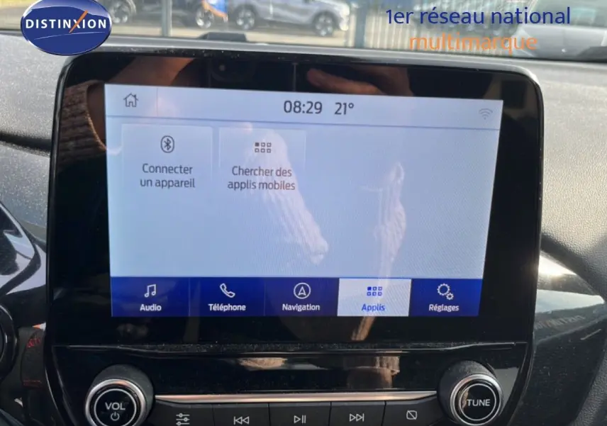 Écran tactile central du Ford Puma noir agate métal, vue rapprochée du système multimédia avec commandes audio visibles.