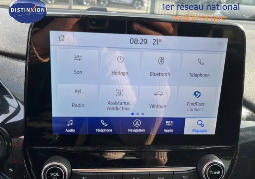 Écran tactile central du Ford Puma noir agate métal 2023, affichant le menu principal avec options connectivité et réglages.