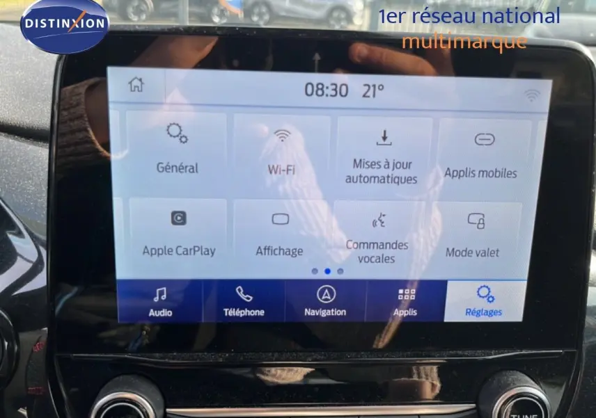 Écran tactile central du Ford Puma noir agate, affichant le menu des réglages avec options connectivité et commandes vocales.