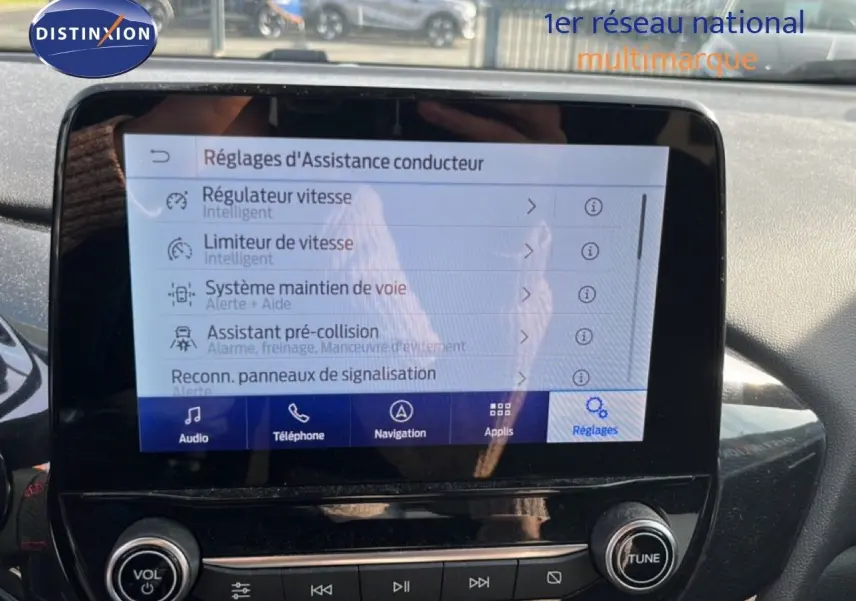 Vue avant du Ford Puma noir agate métal 2023, mettant en valeur l'écran tactile central avec les réglages d'assistance conducteur.
