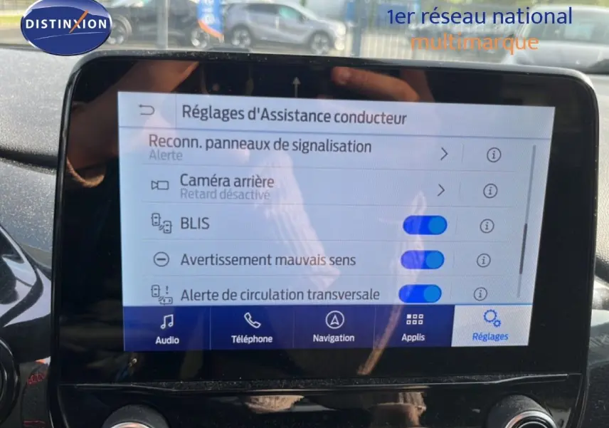 Écran tactile du système d'infodivertissement du Ford Puma noir, affichant les réglages d'assistance conducteur.