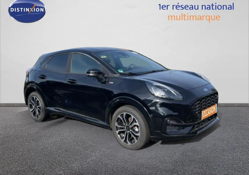 Ford Puma noir Agate Metal en 3/4 avant droit, mettant en valeur sa calandre et ses jantes bi-ton.