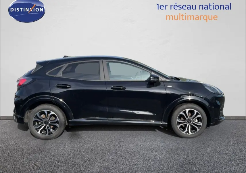 Vue de profil côté gauche d'un Ford Puma 1.0 EcoBoost MHEV 155ch noir Agate métal avec jantes alliage.