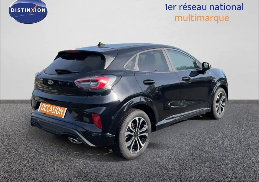 Vue 3/4 arrière droite du Ford Puma noir Agate Métal 2023 avec jantes alliage et feux LED distinctifs.