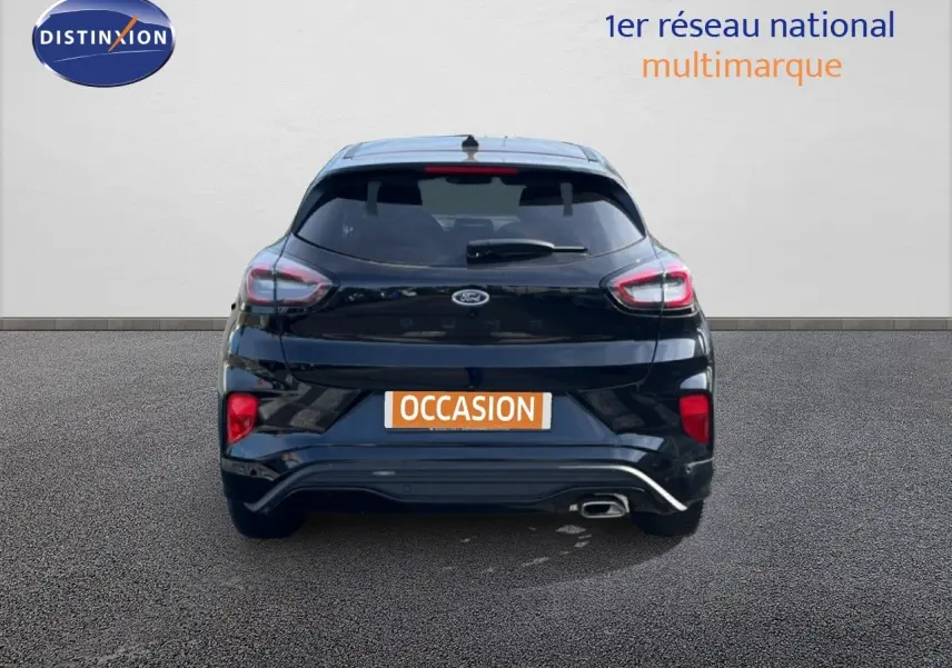 Vue arrière d'un Ford Puma noir agate métal 2023 avec feux LED et sortie d'échappement visible.